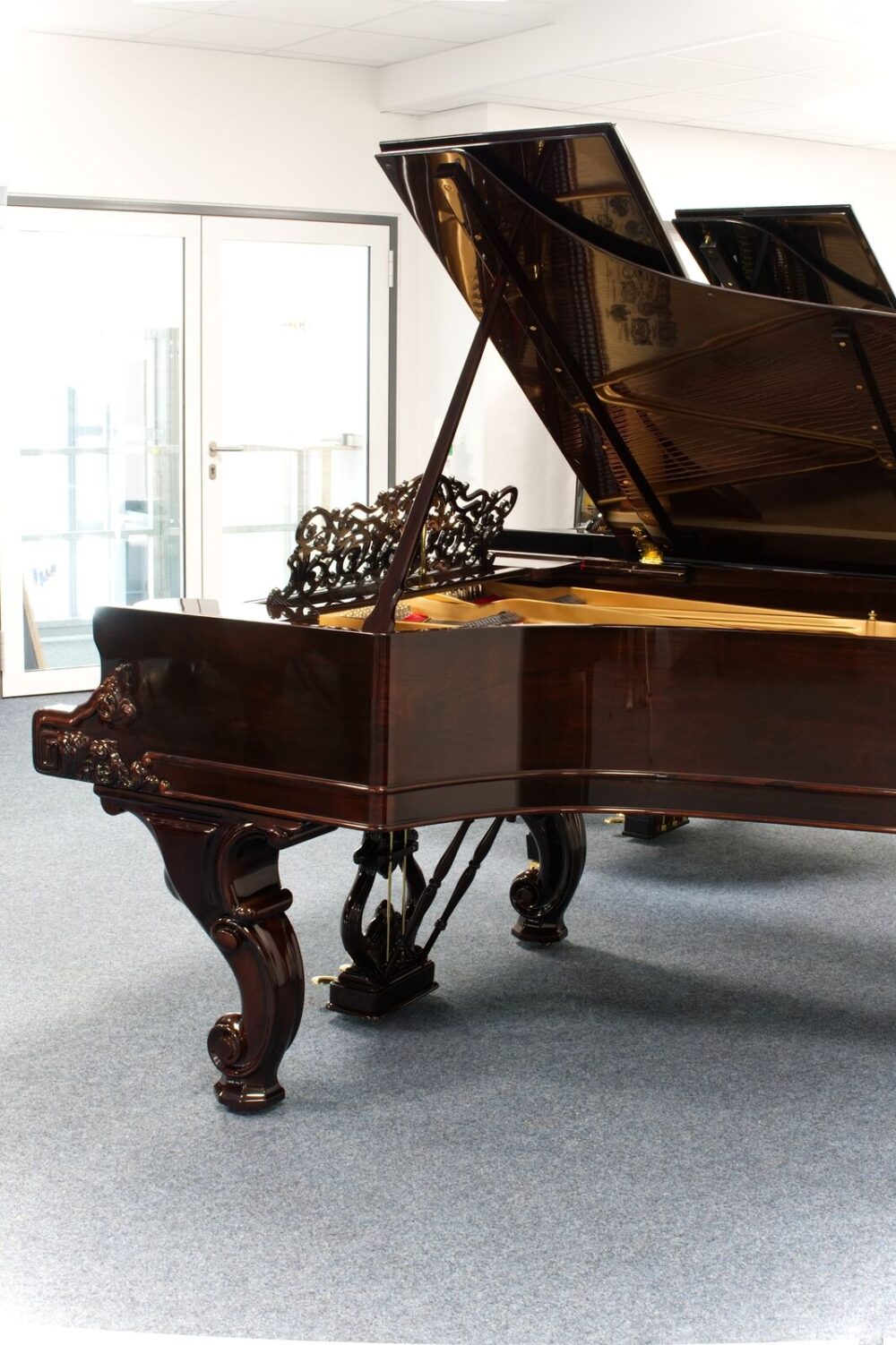 Steinway & Sons Flügel B211 aus edlem Palisanderholz, gebraucht, inklusive hochwertiger Ausstattung