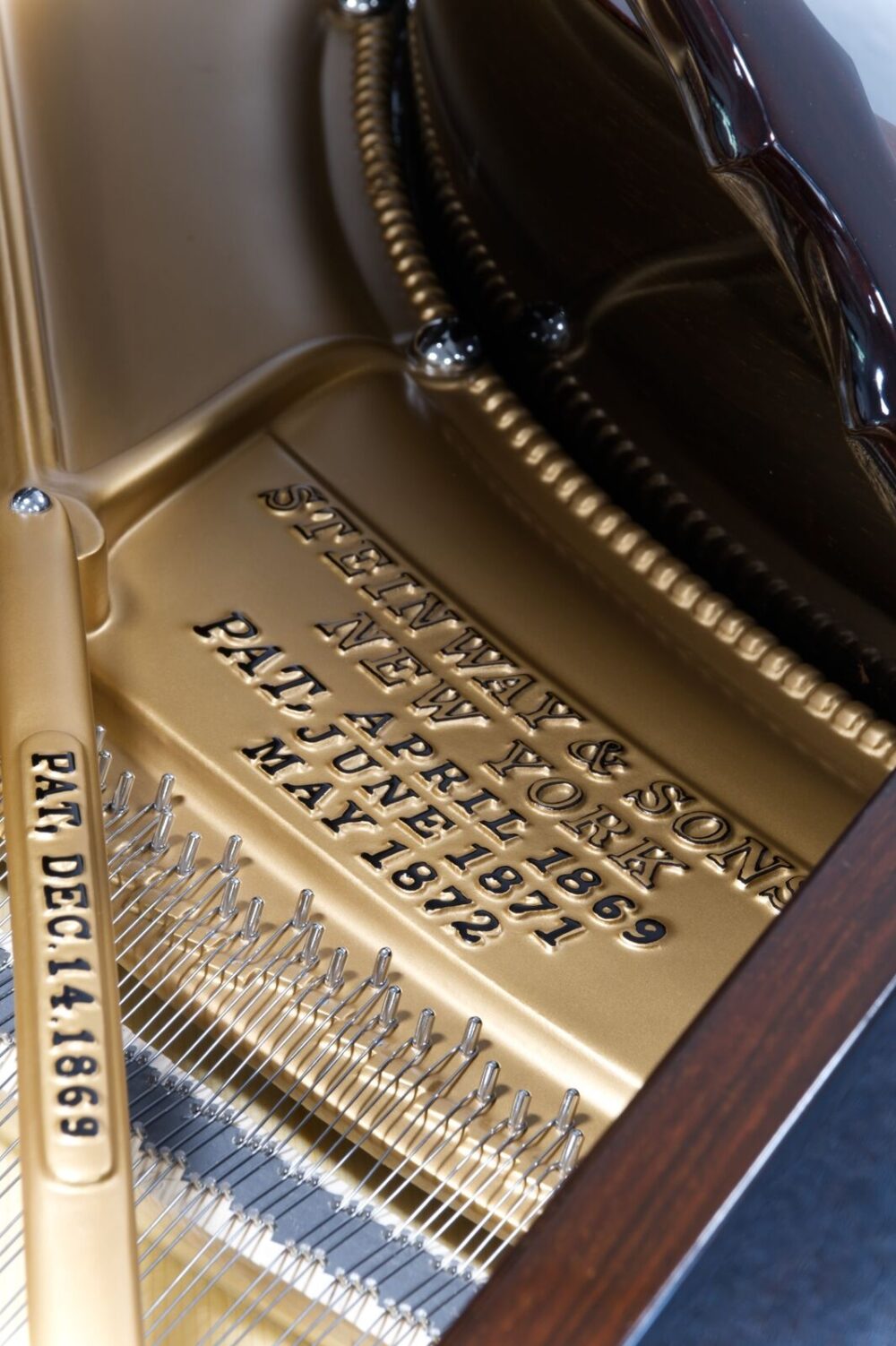 Steinway & Sons Flügel B211 aus edlem Palisanderholz, gebraucht, inklusive hochwertiger Ausstattung