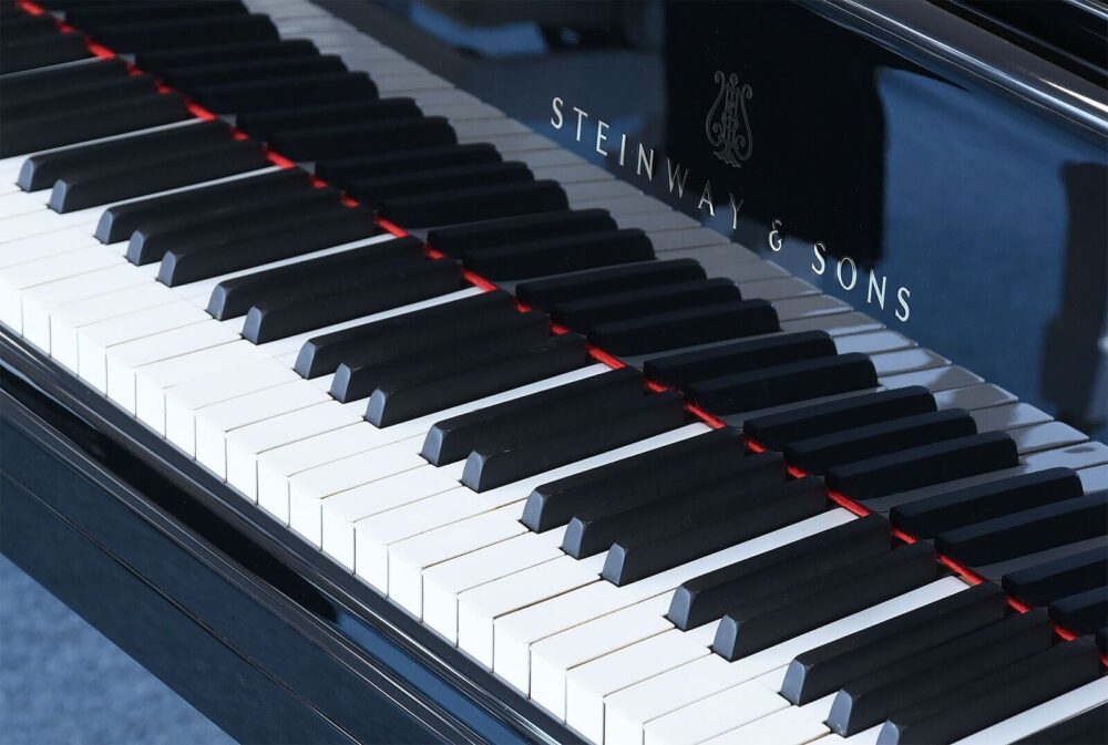 Gebrauchter Steinway & Sons Flügel Modell C-227 mit 88 Tasten – alles neu
