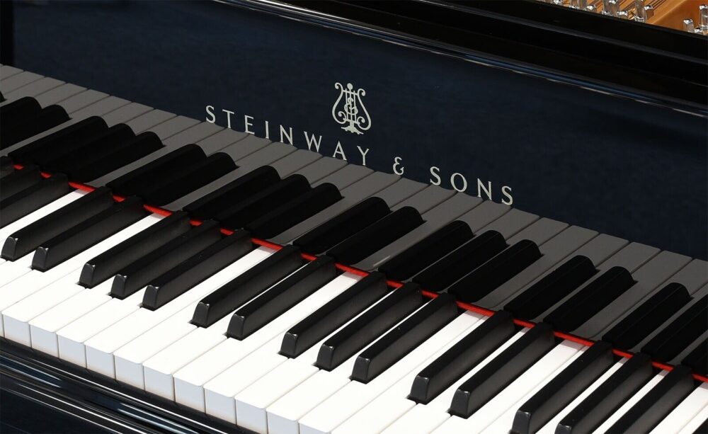 Gebrauchter Steinway & Sons Flügel O-180 in Hochglanz schwarz